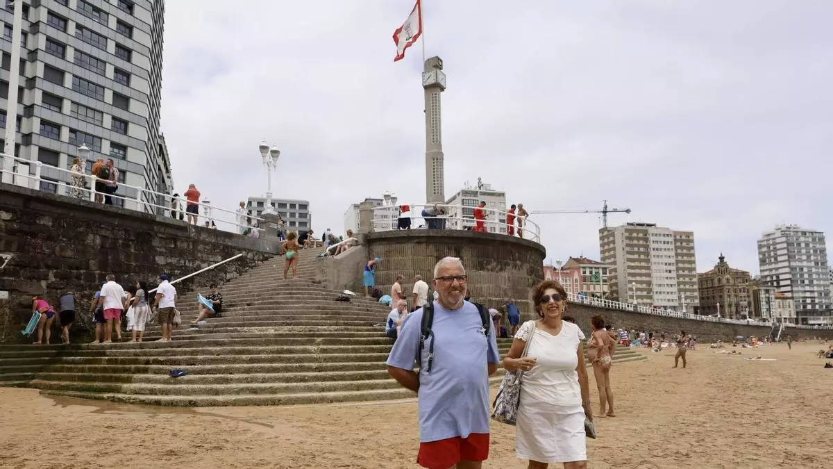 Grietas, riesgo de resbalones, verdín... los problemas que sufren en Gijón los bañistas habituales de la Escalerona