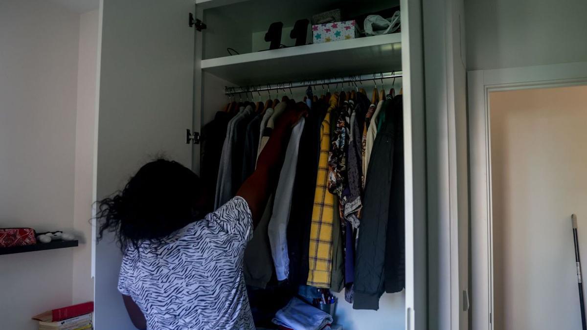 Una mujer ordena un armario en la vivienda.
