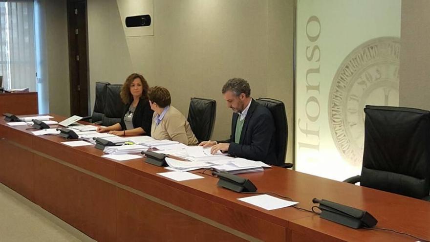 Casalduero y Urralburu, ayer, en la reunión de la Comisión de Economía, Hacienda y Presupuestos.