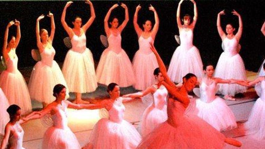 Alumnas del Centro de Danza en una Mostra de ball.