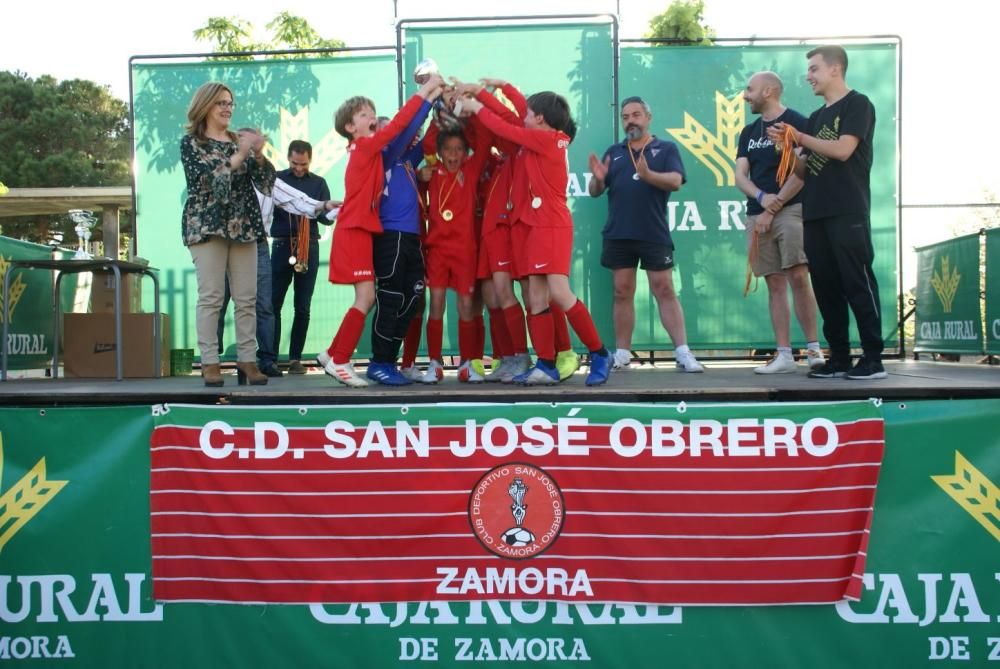 Los jugadores recogen sus medallas y trofeos.