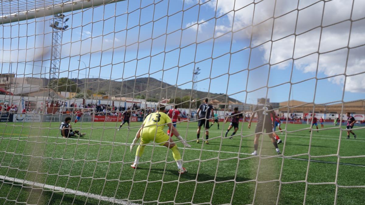 Una acción del encuentro entre la Deportiva Minera y el Águilas