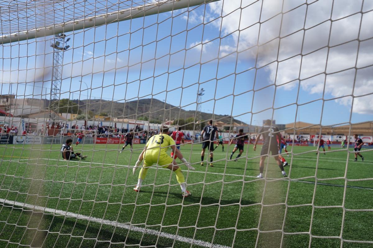 Una acción del encuentro entre la Deportiva Minera y el Águilas