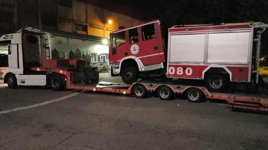 A la derecha, el coche bomba para accidentes de tráfico, averiado y llevado por una grúa. // Foto cedida