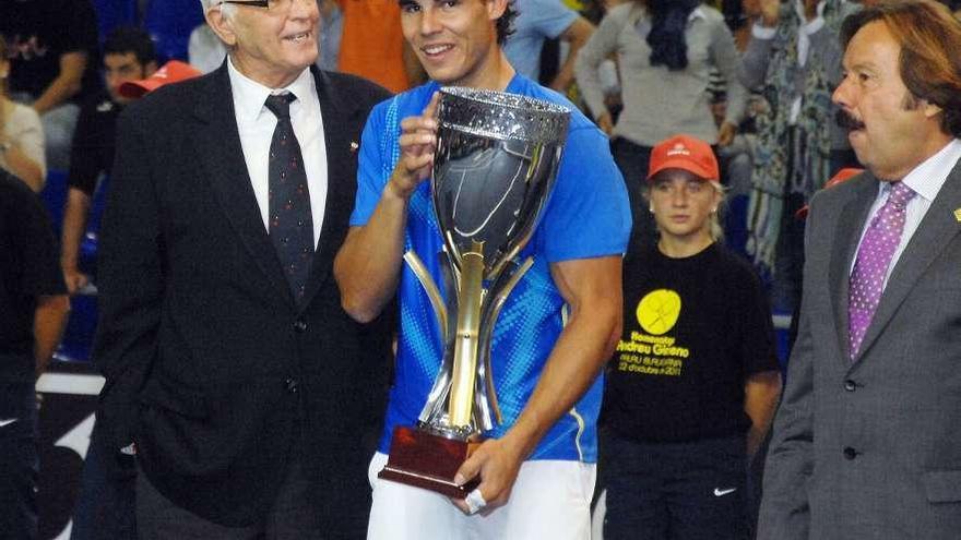 Gimeno (izqda.), junto a Nadal, en un torneo en 2011. // David Oller