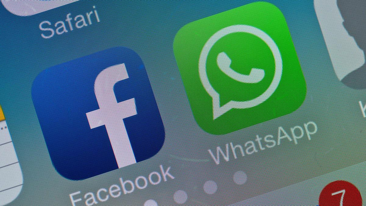 Archivo - Arxiu - FILED - 19 February 2014, Brandenburg, Sieversdorf-Hohenofen: The logos of Facebook and WhatsApp apps