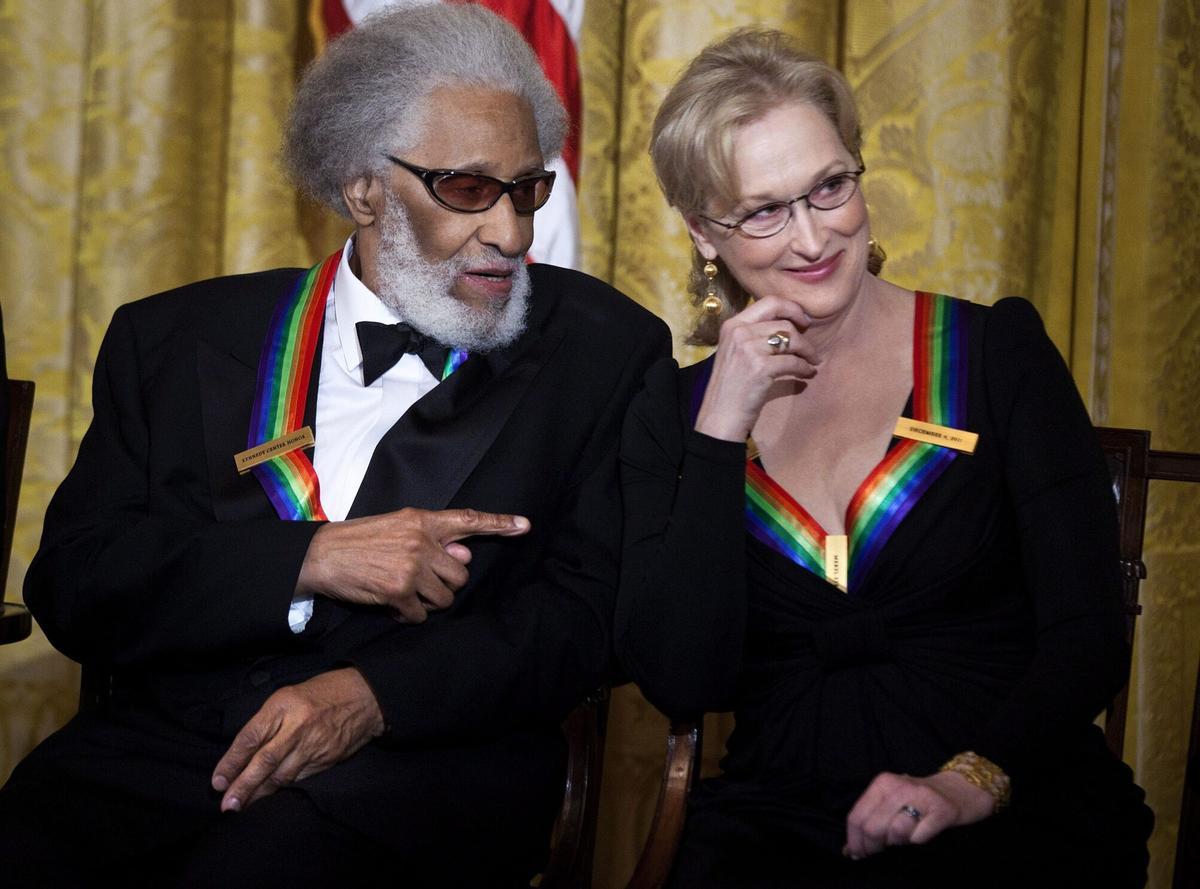 La actriz Meryl Streep (d) habla con el músico Sonny Rollins (i) en diciembre de 2011, durante la recepción que ofrece el Centro Kennedy en Washington DC (EE.UU.).