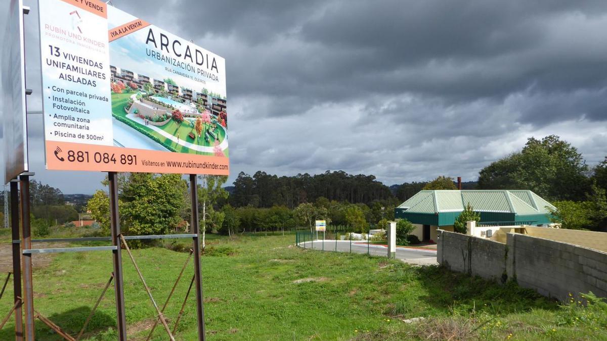 Cartel en Lamastelle que anuncia una promoción en Perillo que ya está en construcción. |   // I.R.