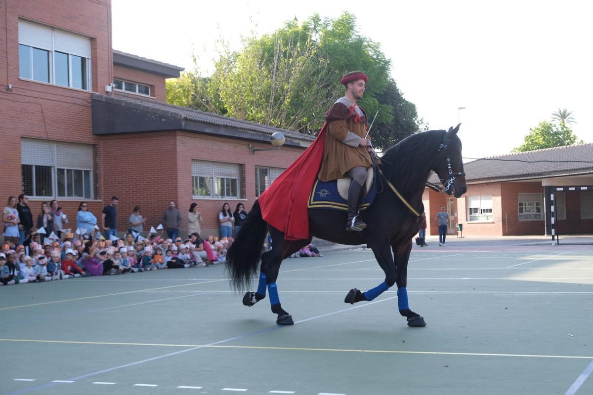 Francesc Cantó comienza su calendario de visitas a los centros escolares y de mayores de Elche que se prolongará todo noviembre