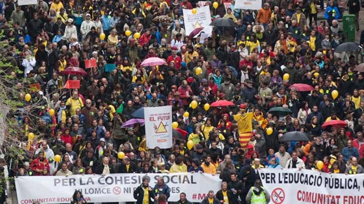 Milers de persones han protestat avui a Barcelona contra les retallades, malgrat el mal temps.