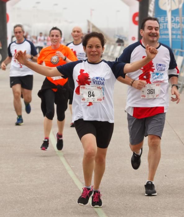 Participantes en la carrera "Dona vida"