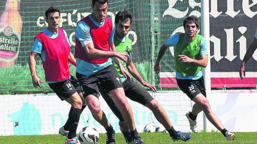 Bellvís, Túñez, Oubiña y Toni, durante un entrenamiento en A Madroa. //  Ricardo Grobas