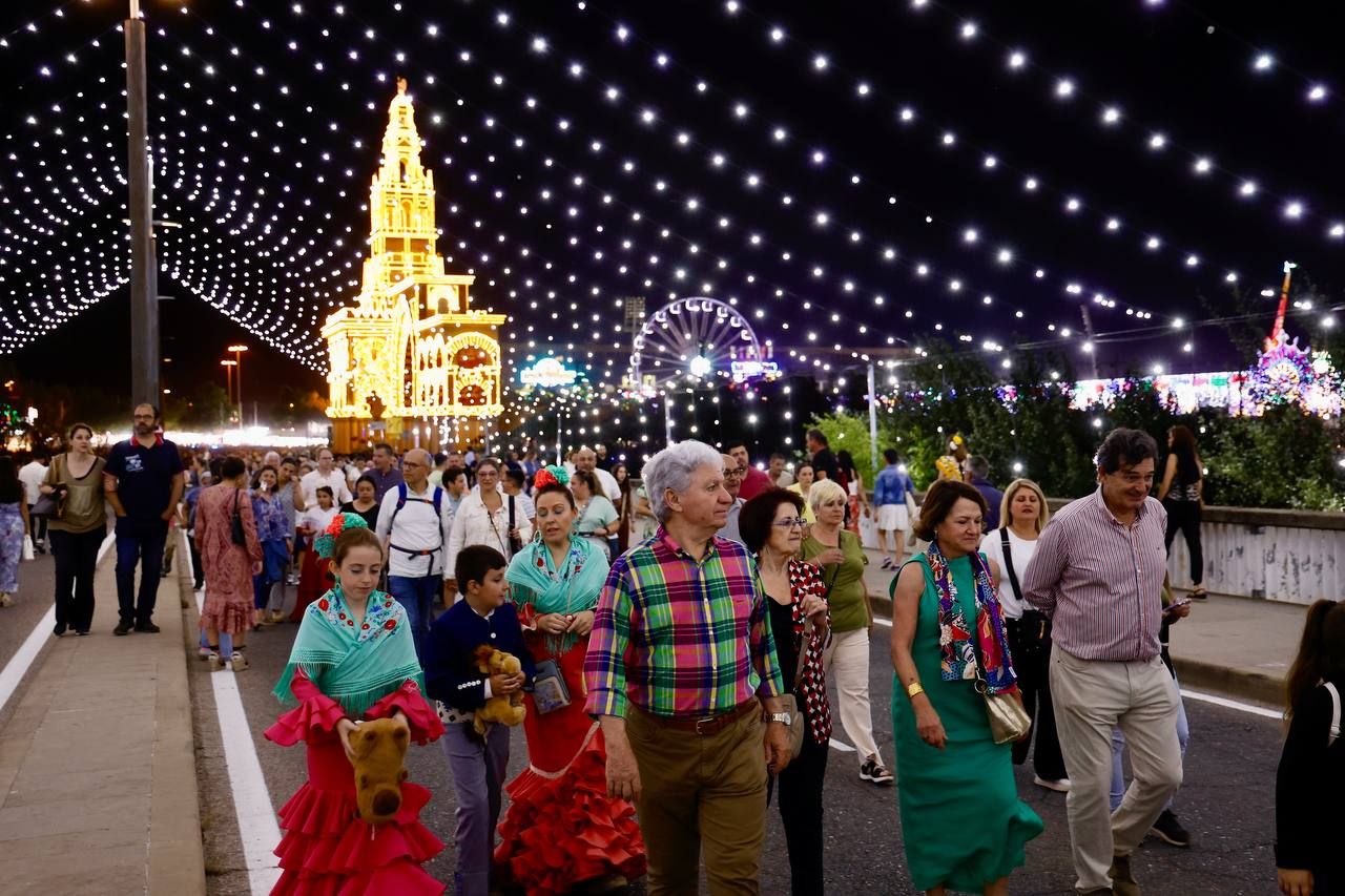 El Arenal se anima desde primera hora en el día del inicio de la Feria de Córdoba