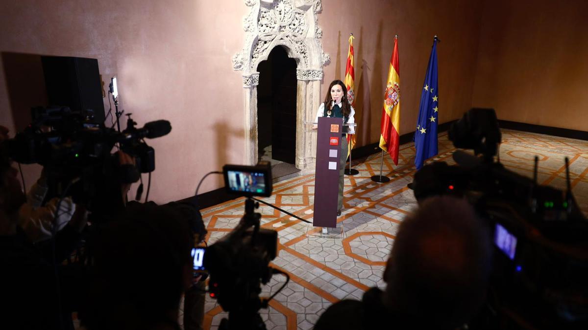 La presidenta de las Cortes de Aragón, Marta Fernández, ha comparecido para hablar de los 'goyas en el Salón del Trono.