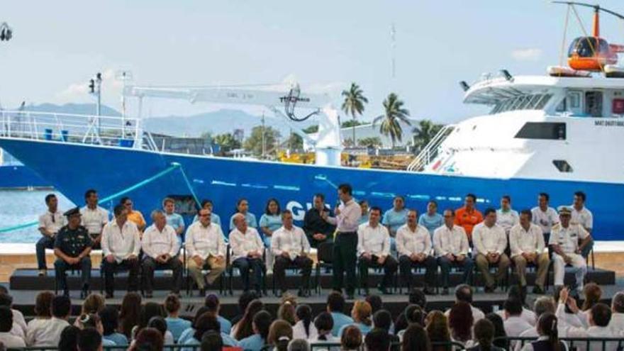 Enrique Peña Nieto, en pie, durante su discurso ante el atunero &quot;Gijón&quot;. Entre los sentados en primera fila, Antonio Suárez, quinto por la izquierda; Mario Aguiano (sexto), MIguel Ángel Osorio (séptimo) y Enrique Martínez, al lado de éste.