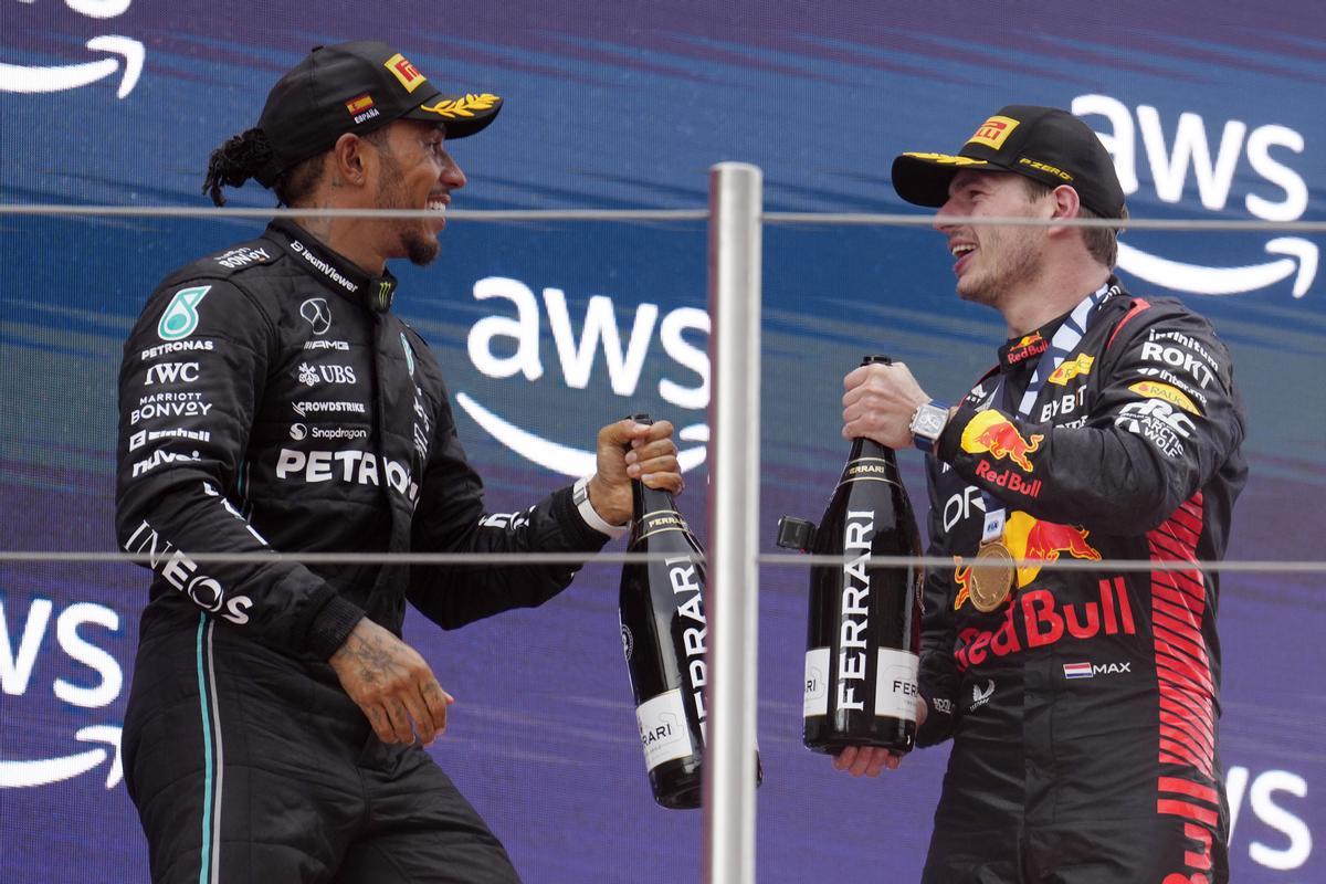 Lewis Hamilton y Max Verstappen, en el podio de Montmeló