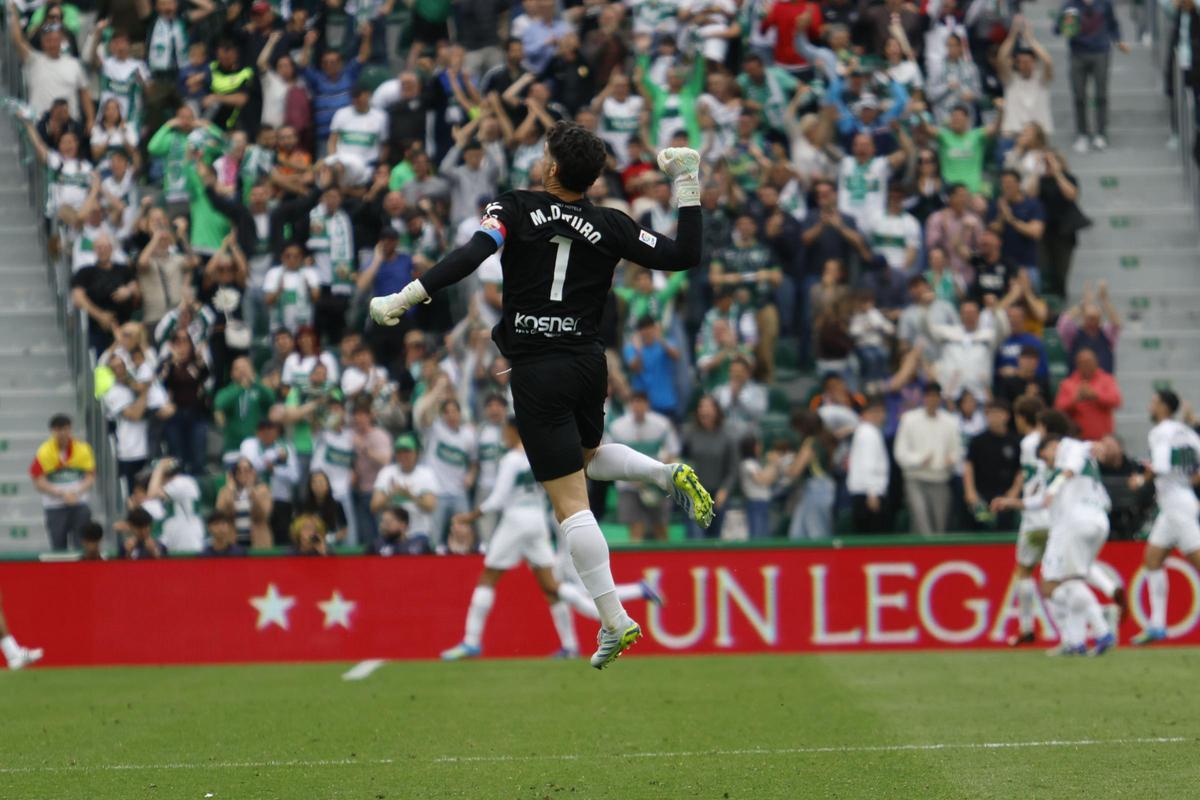 Dituro celebra el gol del Elche al Valencia