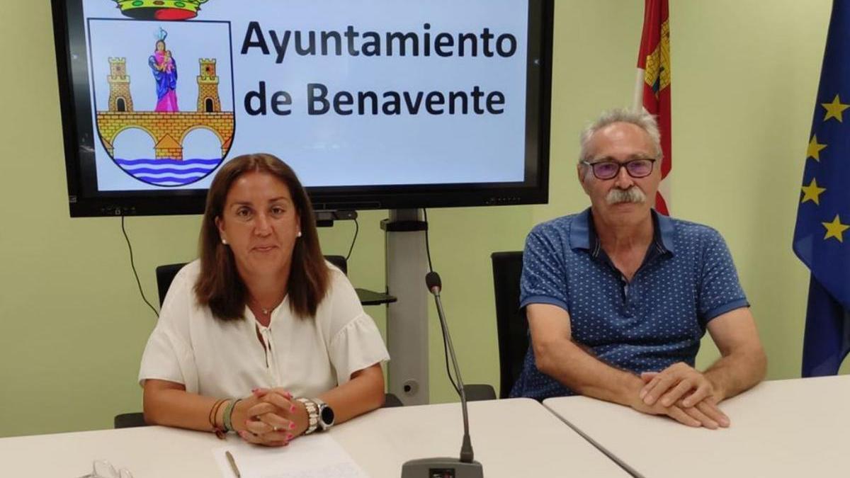 La concejala de Ferias, Sandra Otero, y el concejal de Turismo, José Mariño, durante la presentación de la nueva feria. | E. P.