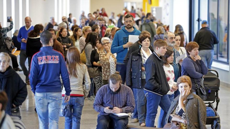 Pacientes en los pasillos del hospital Álvaro Cunqueiro de Vigo // Marta G. Brea