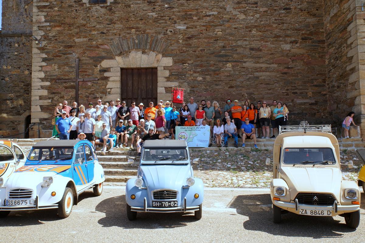 Sesenta Citroën 2CV llenan de color las carreteras de Aliste