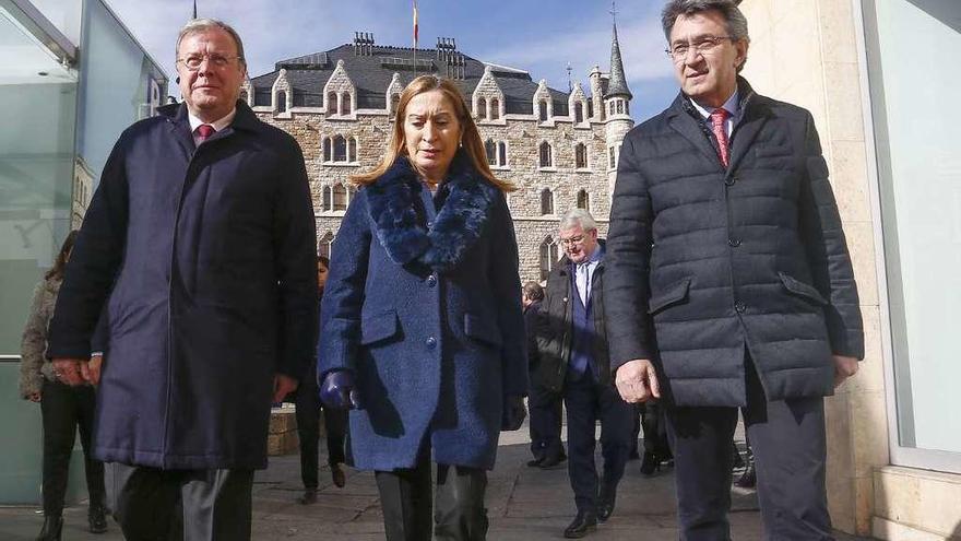 Ana Pastor, el alcalde Antonio Silván, izquierda, y el presidente de la Diputación, Juan Martínez Majo, en León.