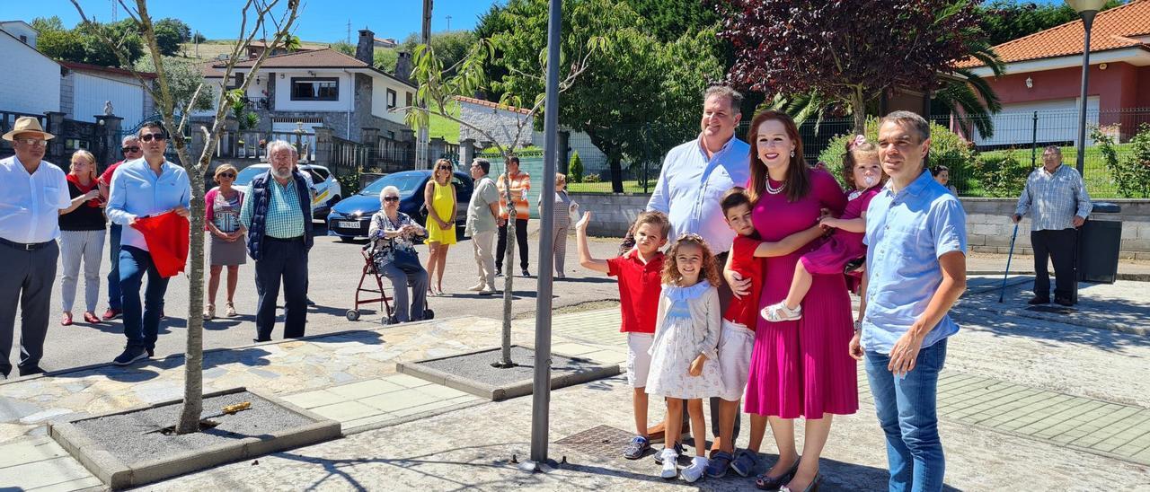 La doctora Arrojo, con su familia y el alcalde de Corvera, Iván Fernández, en la plaza que desde ayer lleva el nombre de la oncóloga.