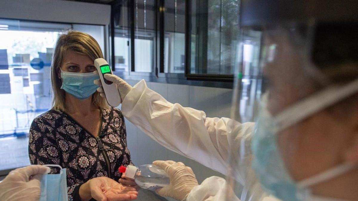 Control de temperatura en el acceso a un centro de atención primaria.