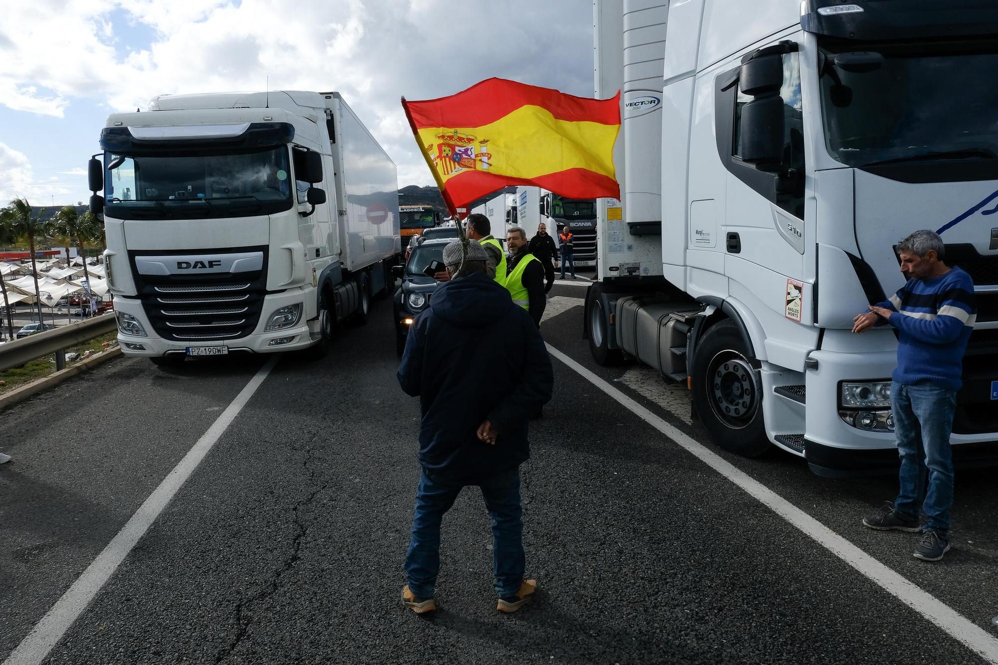 Cortes de carretera de los agricultores en la provincia de Málaga