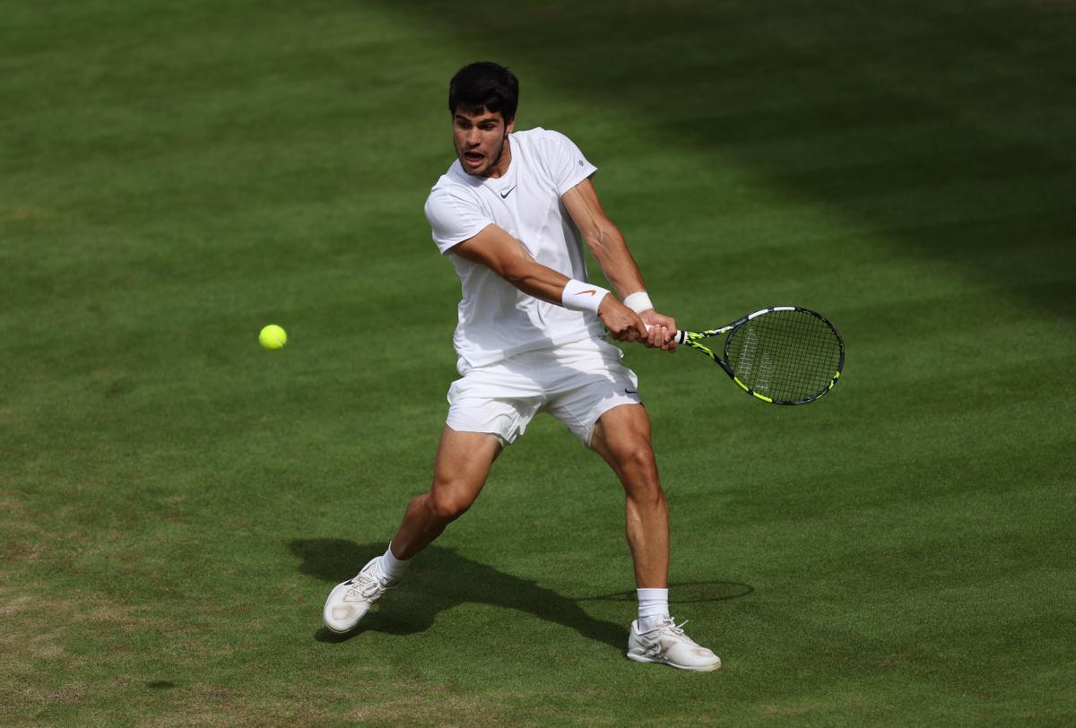 Wimbledon (United Kingdom), 16/07/2023.- Carlos Alcaraz of Spain in action during the Men’s Singles final match against Novak Djokovic of Serbia at the Wimbledon Championships, Wimbledon, Britain, 16 July 2023. (Tenis, España, Reino Unido) EFE/EPA/ISABEL INFANTES EDITORIAL USE ONLY