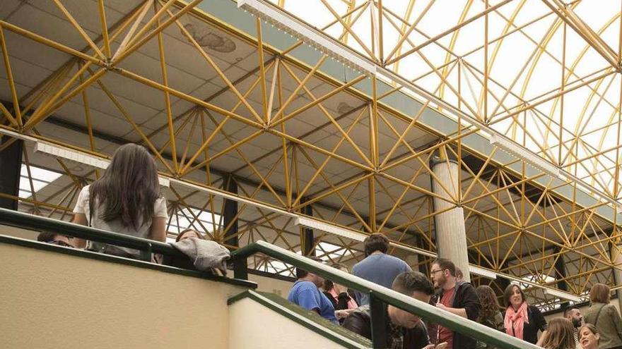 Opositores en un examen en el campus del Cristo, en Oviedo.