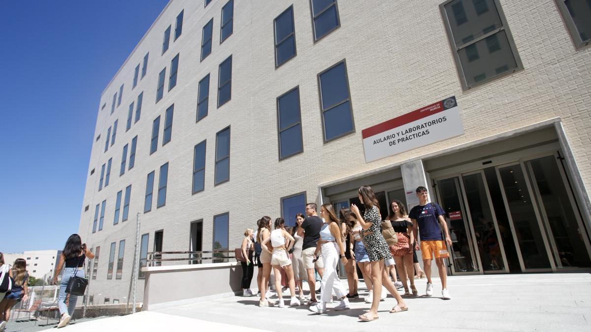 Alumnos en la Facultad de Ciencias de la Salud de la UMU.