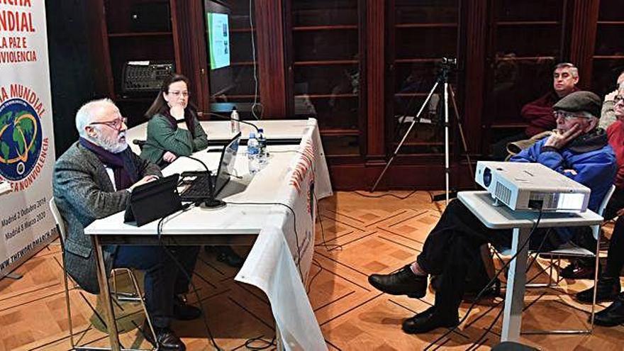 Expertos debaten sobre la sanidad, ayer, en A Coruña.