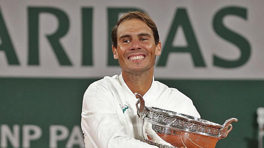 Nadal posa con el trofeo para los medios gráficos.