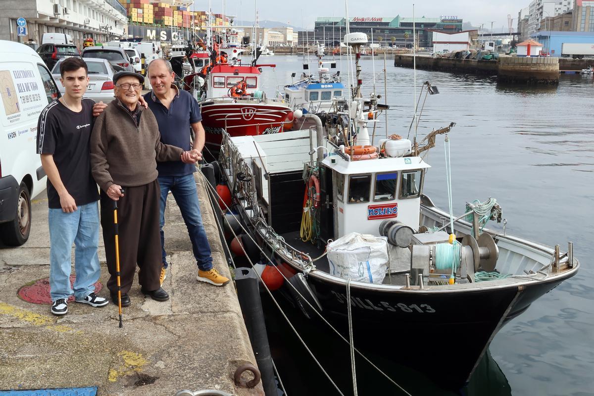 Vigo (Puerto del Berbés). Tres generaciones de marineros o pescadores con su barco Noliko: Manuel (abuelo), Manolo (padre), y Yago (hijo)