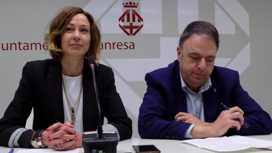 Àuria Caus, portaveu del Grup Municipal de CDC, amb l&#039;alcalde Valentí Junyent