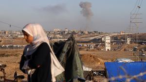 El humo se eleva tras un ataque israelí en los edificios cercanos al muro que separa Egipto de Rafah, en la Franja de Gaza