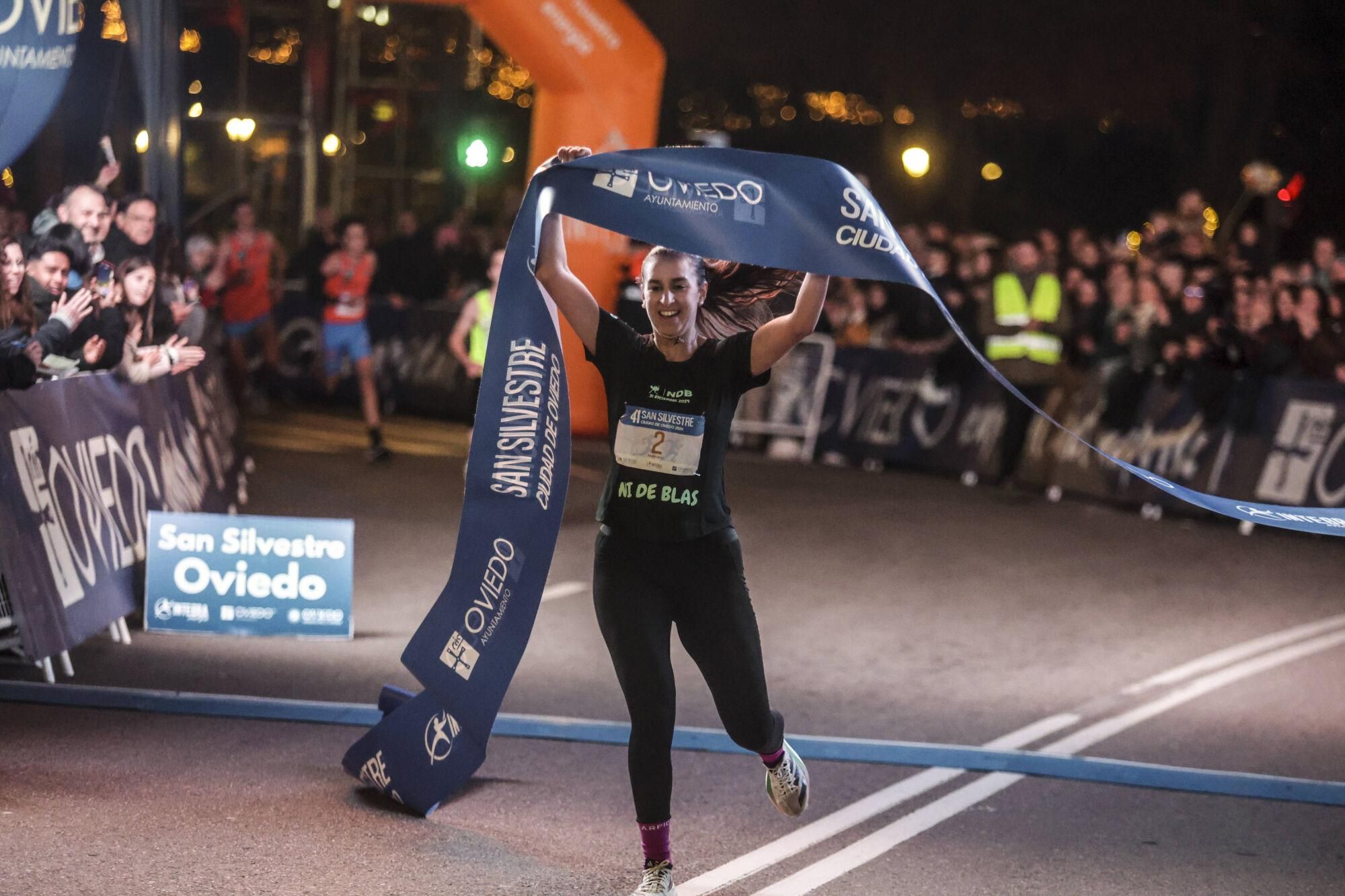 EN IMÁGENES: Alejandro Onís y Mariam Benkert saltan del segundo al primer puesto en la San Silvestre de Oviedo