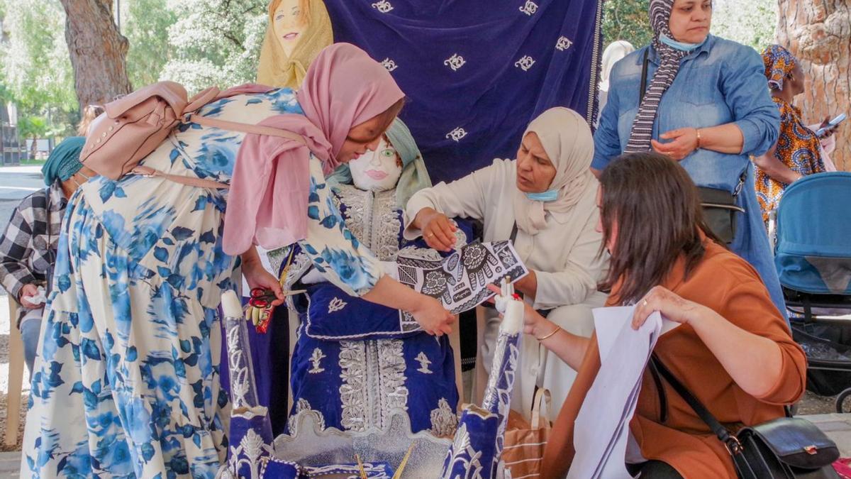 Los alhameños prepararon sus ‘peleles’, muñecos vestidos con ropa vieja y con la cara pintada con rasgos humanos que colocan en plazas, jardines y en las puertas de las casas.