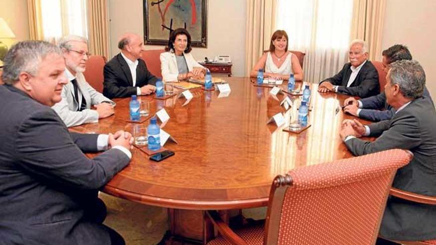 Imagen de archivo de una reunión entre la presidenta Armengol y representantes de Caeb.