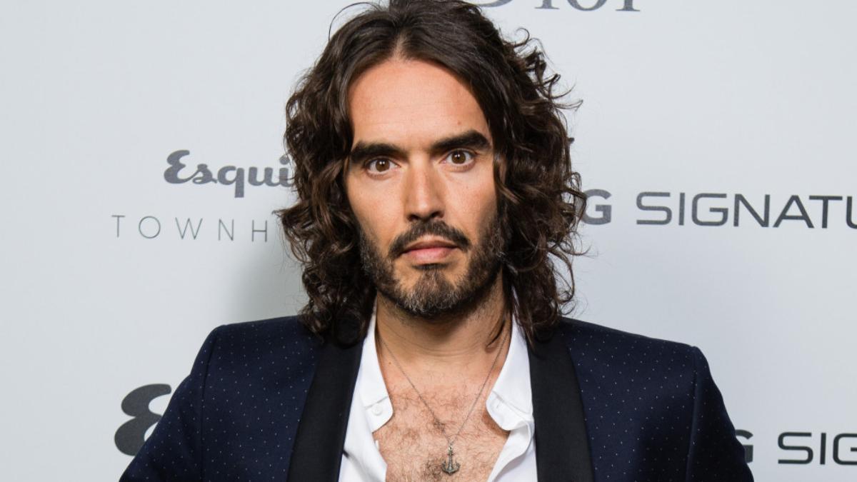 Russell Brand, acusado también de llevar desnuda a su asistente a conocer a un pedófilo