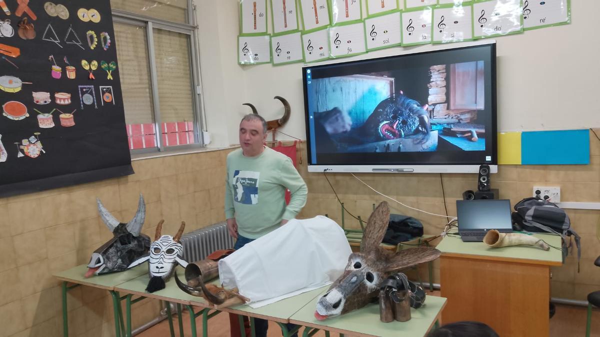 El Toro de Carnaval de Morales entra en las aulas