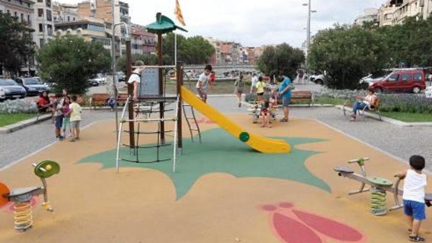 Els jocs infantils de la cèntrica plaça Catalunya no tenen ombra.