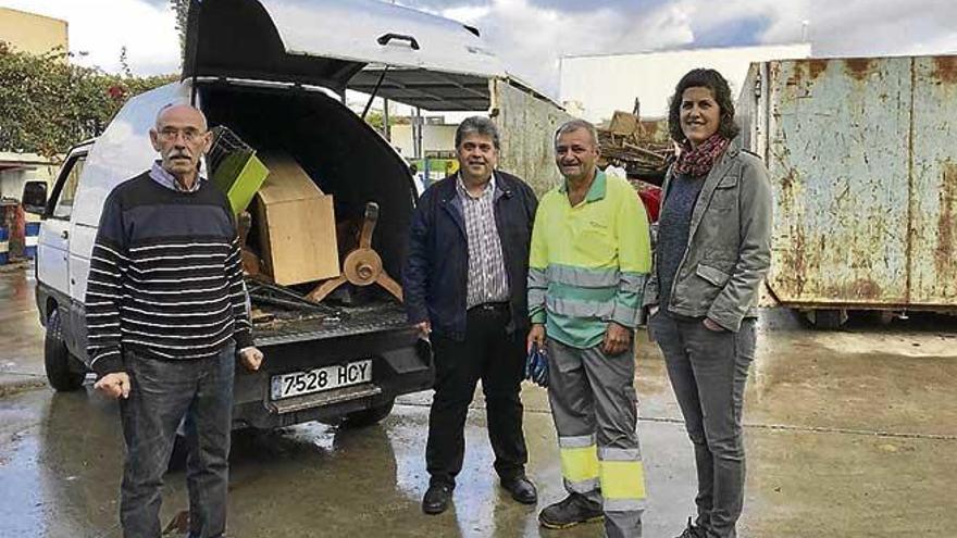 El alcalde, Gabriel Ferragut, hablando con trabajadores de la recogida.