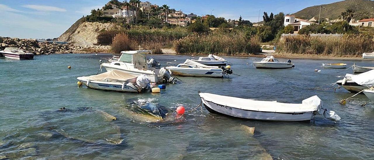 Tres embarcaciones sumergidas en el antiguo Portet de la Mercé, en la Cala Baeza de El Campello.