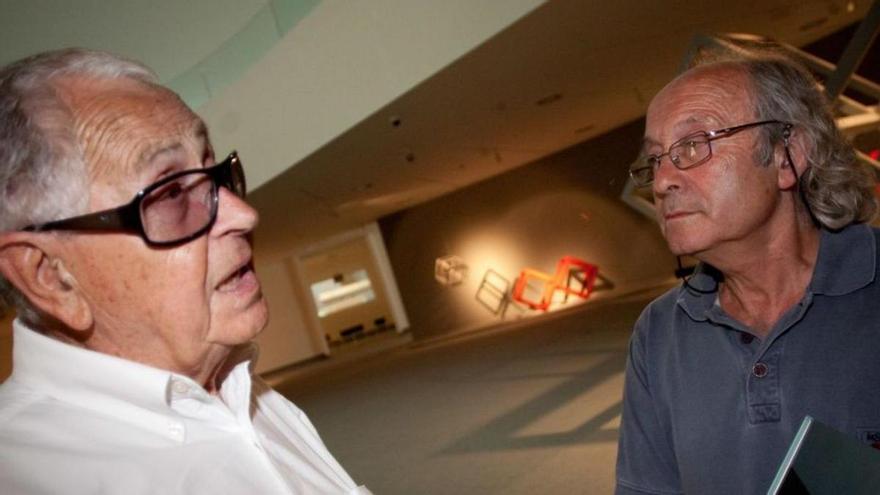 Martín Chirino junto a Herminio en una visita a la exposición de este último, en el Centro Niemeyer, en el año 2012.