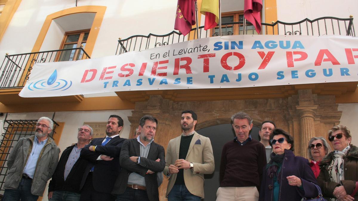 Juan Marín (4º izq.) junto a representantes de la Federación de Asociaciones de Vecinos, de la Patronal Ceclor, Hostelor, abogados, Cámara de Comercio y Amas de Casa, a las puertas de la Comunidad de Regantes, este lunes.