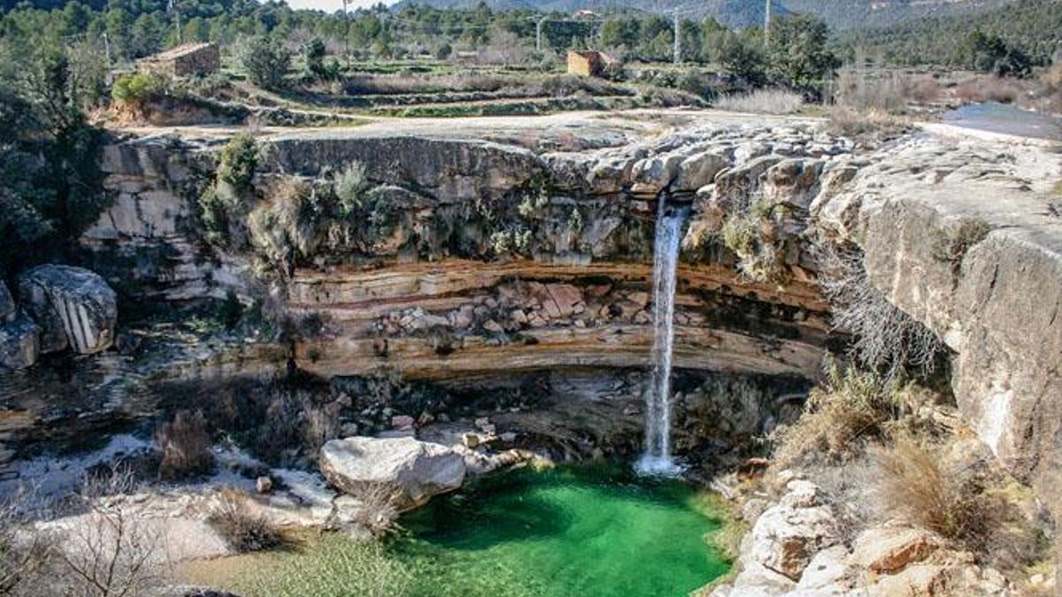 Esta piscina natural en Teruel te dejará sin palabras: tiene una cascada de 20 metros de altura