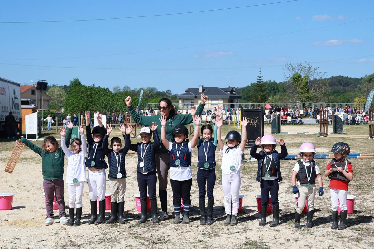 Paroticipantes en la competición de saltos, ayer, tras el concurso.