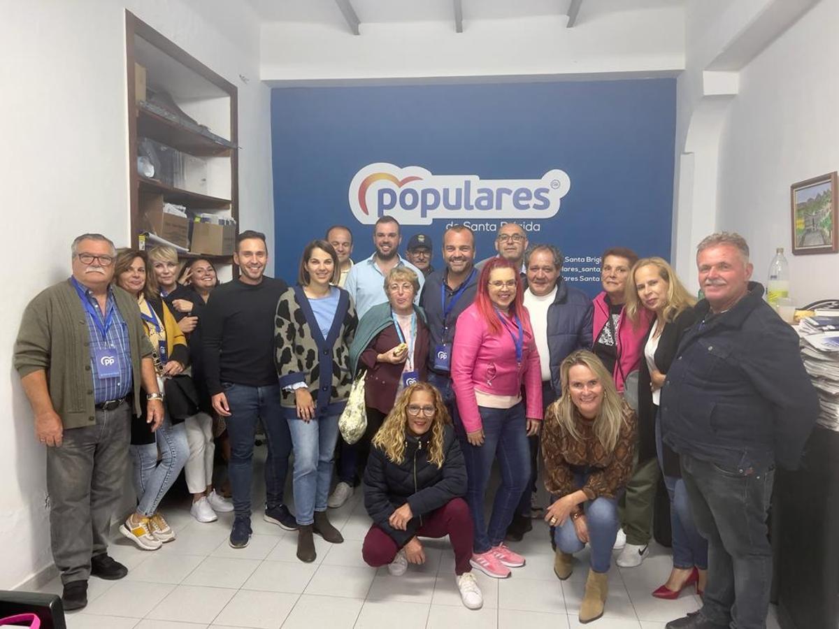 El equipo del PP, con Martín Sosa en cabeza, celebra la victoria en Santa Brígida.