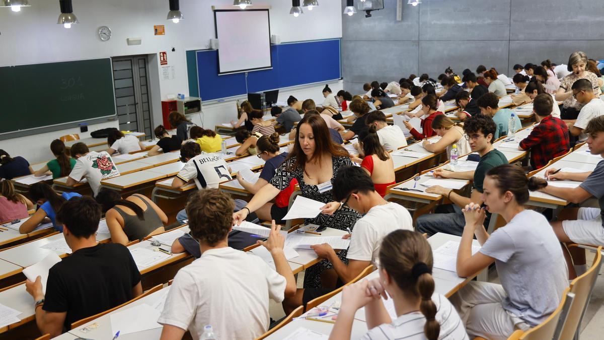 Realización del primer examen de la EBAU en Cartagena, este miércoles.